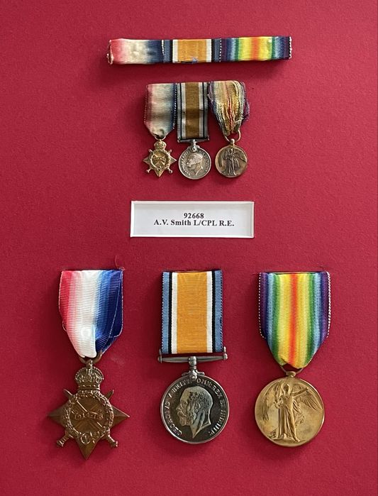 Zestaw sygnowanych medali brytyjskich kapral saper miniaturki baretki