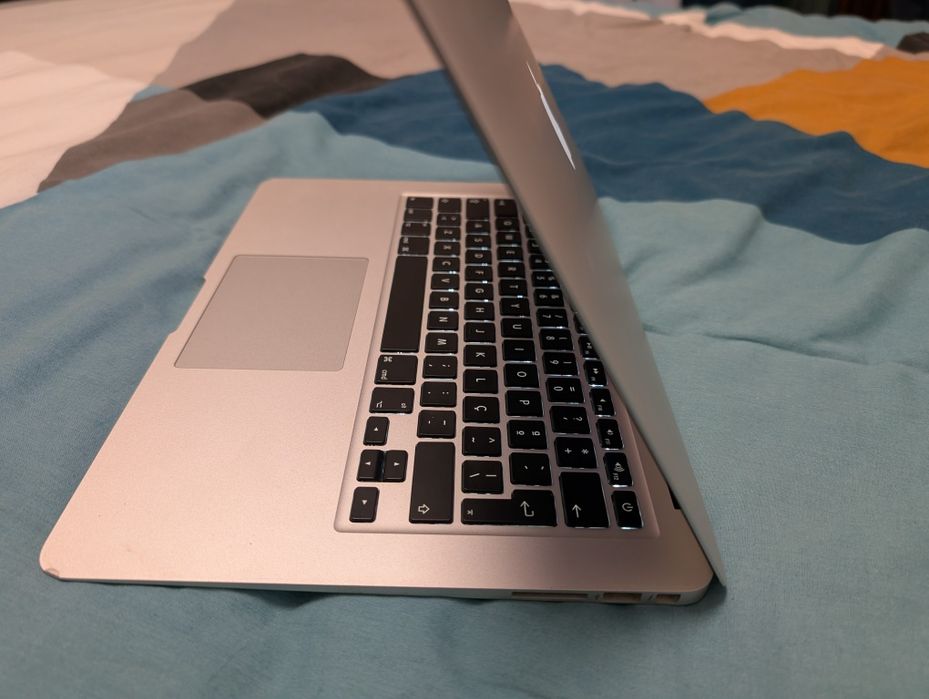 Apple MacBook Air 13” A1466 – i5 / 8GB Ram  / 128GB SSD – como novo