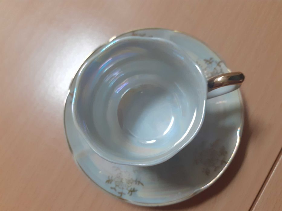 Chavena e pires antigos (penso que seja loiça inglesa)