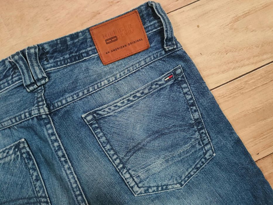 HILFIGER DENIM Tapered Short Ronnie Spodenki Jeans Męskie r. 30