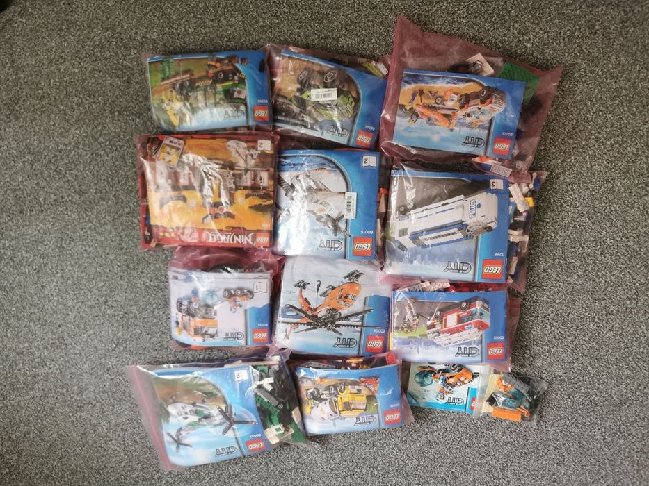 12 zestawów klocków LEGO