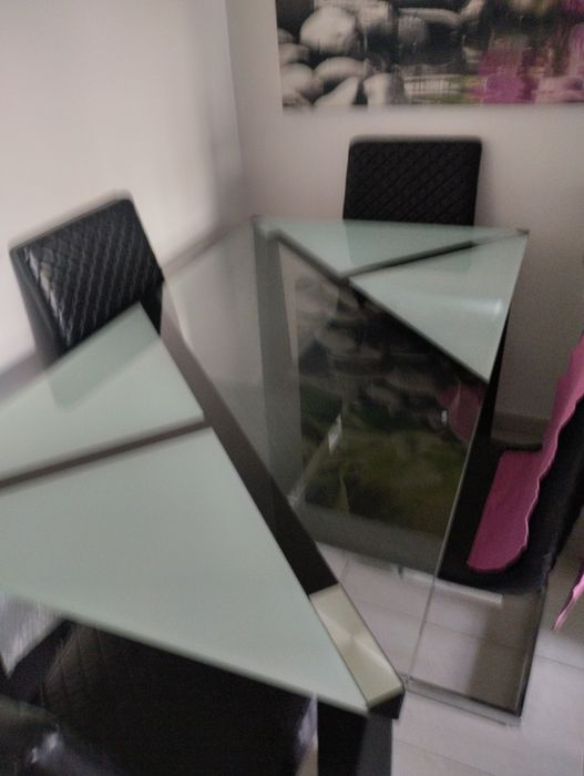 Mesa em vidro com pés pretos
