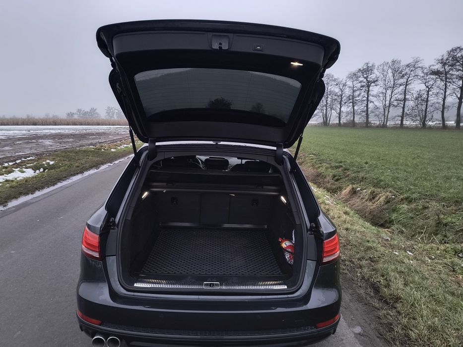 Sprzedam Audi A4 Kombi Mały przebieg, garażowany, zestaw opon zimowych