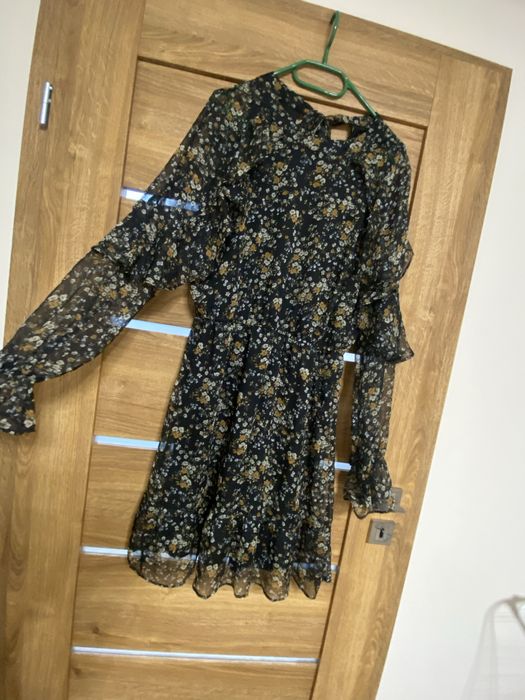 Czarna sukienka ze wzorem