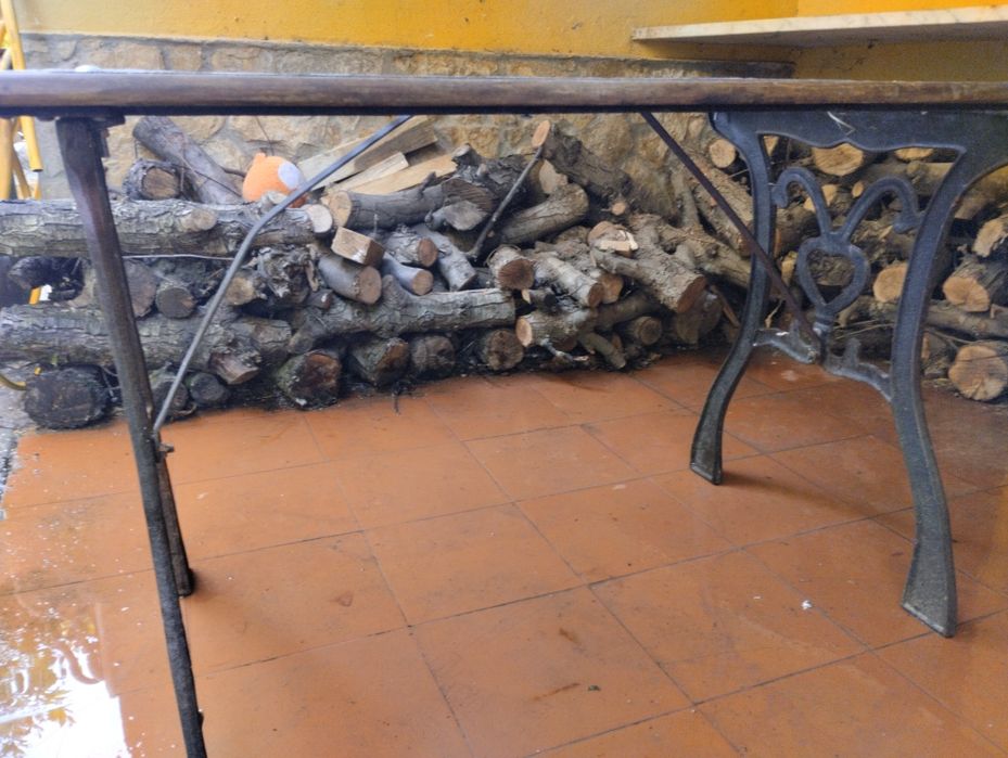 Mesa em ferro e madeira exterior