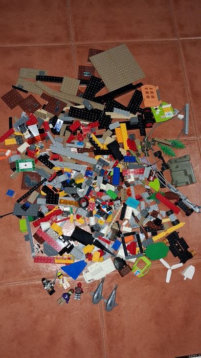 Lote de lego varias pecas e bonecos