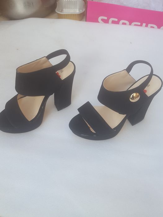 Sapatos  de  senhora  novos  N/36