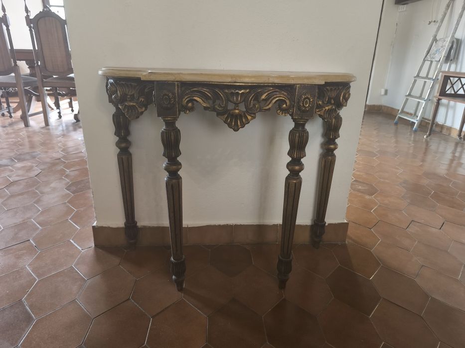 Mesa decorativa antiga