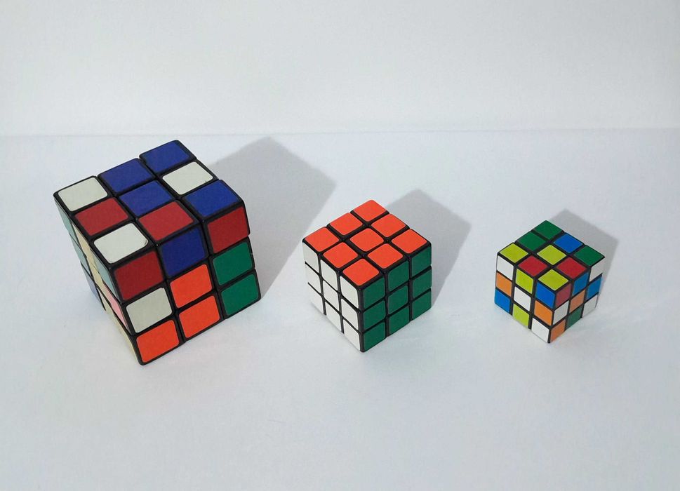 2 Cubos Mágicos 3x3x3 - Tamanhos Médio e Mini (Anos 90)