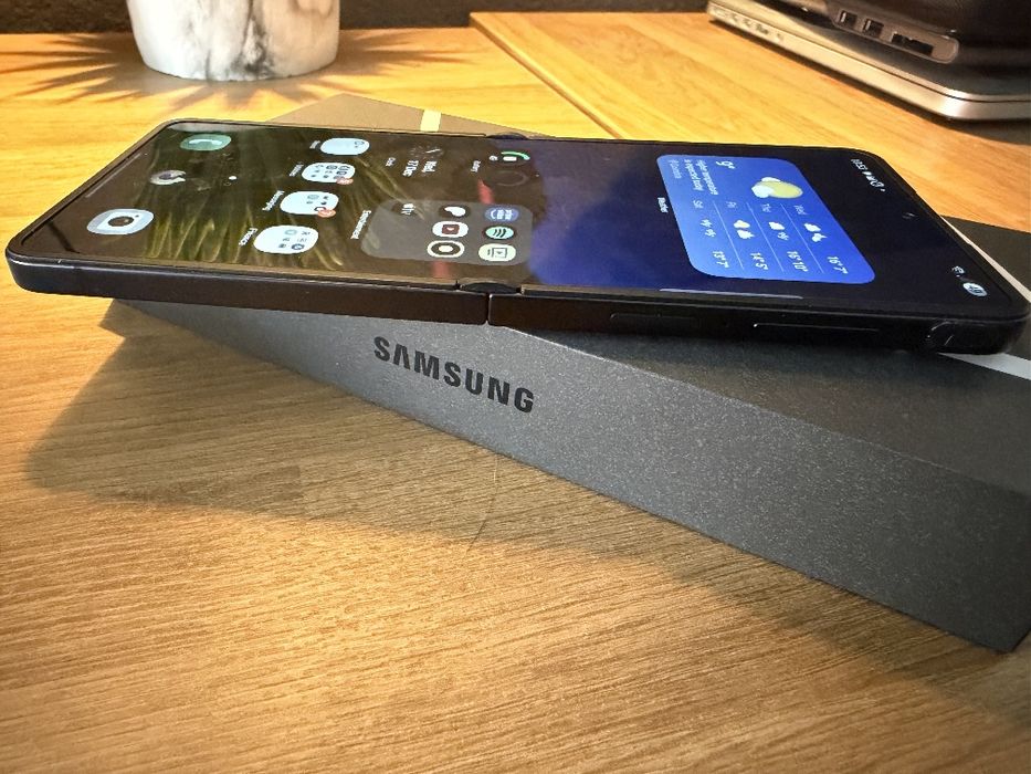 Samsung Z Flip 7 256GB Preto