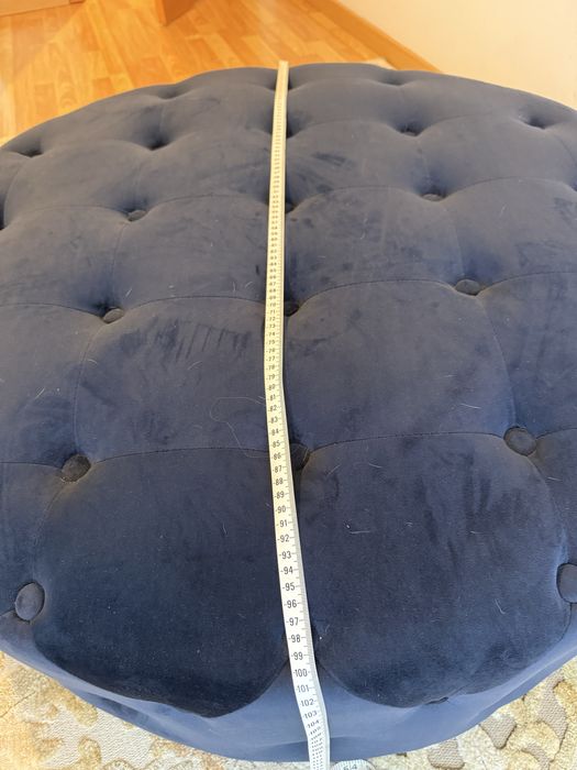 Pufe capitone azul veludo