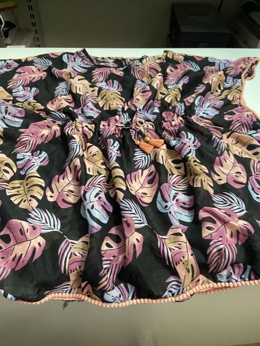 Tres fatos de banho e dois vestidos de praia