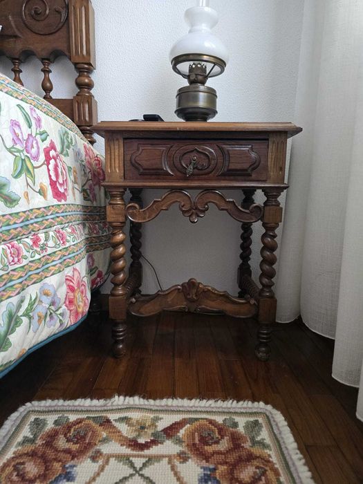 Mobília quarto casal, conjunto cama, mesinhas de cabeceira e cómoda
