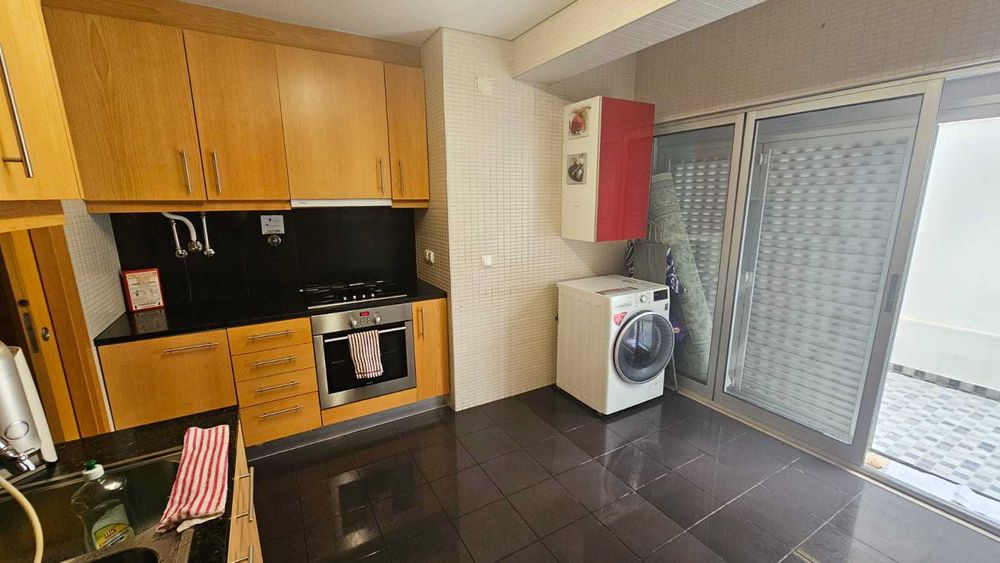 Um fantástico quarto na 147 m² duplex localizado na Parques das Nações