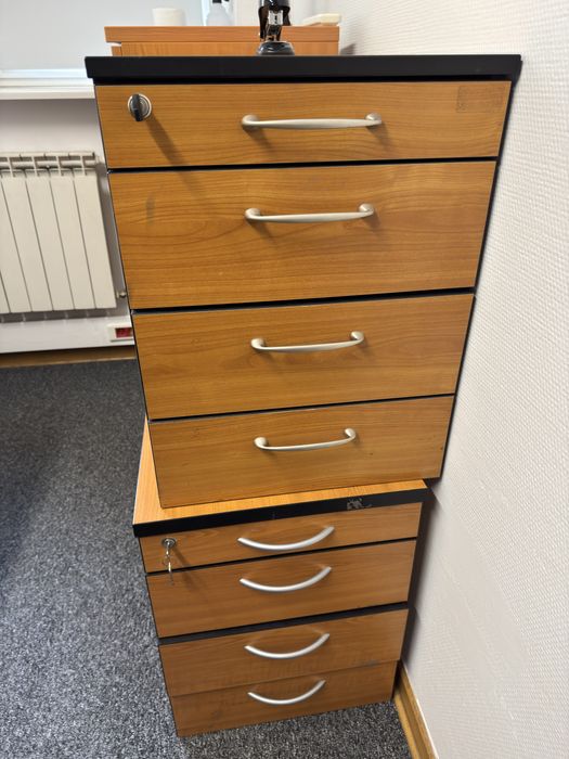 Biurka (stole, krzeselka, szafy) TANIO