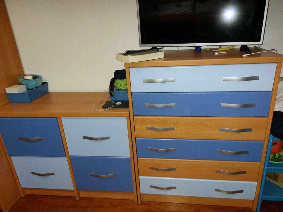 Quarto com três camas, comodas, guarda roupas e estantes