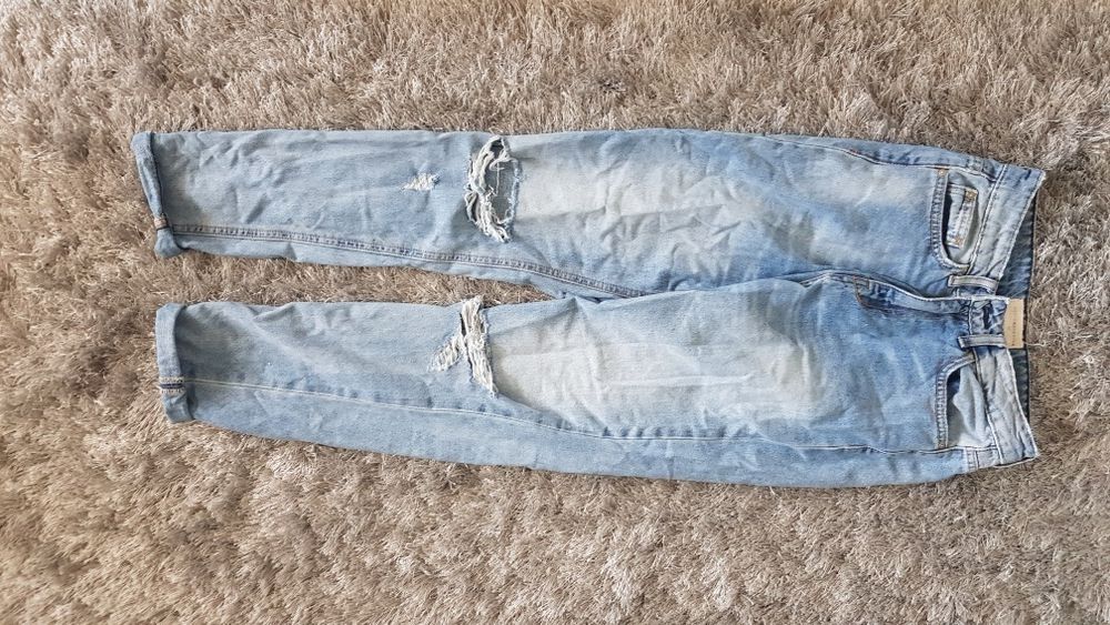 Spodnie jeans z "podarciami"