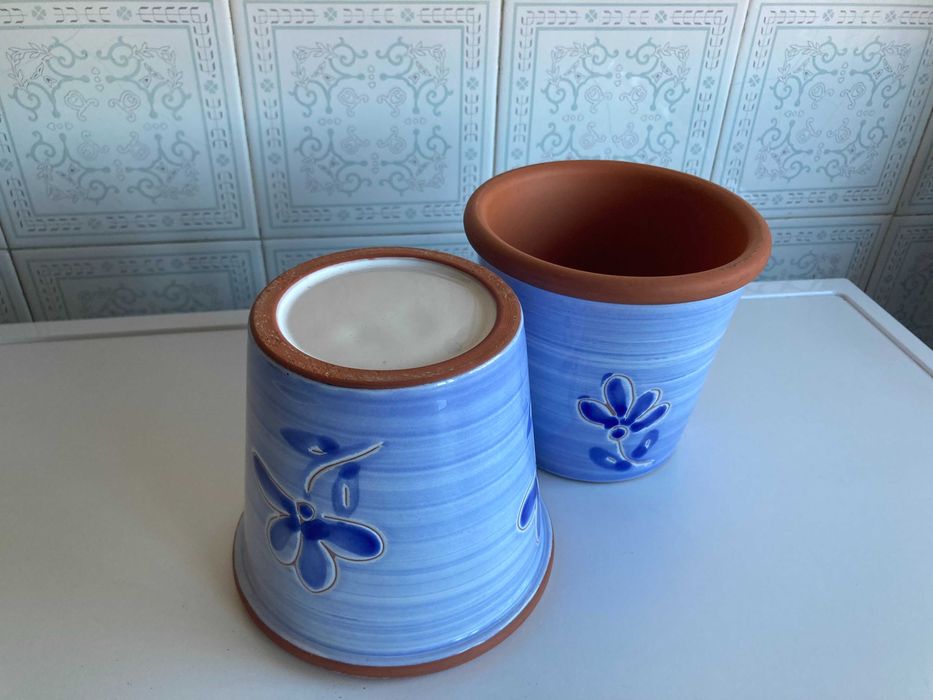 Conjunto de 2 vasos em barro pintado