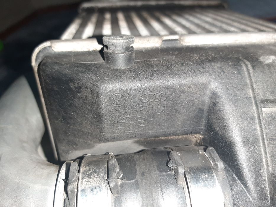 Радіатор інтеркуллера лівий Audi A6 C6 2.7 3.0 з датчиком