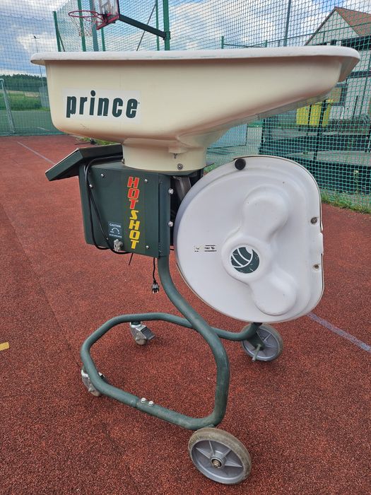 Maszyna do podawania piłek tenis ziemny - Prince model HotShot.