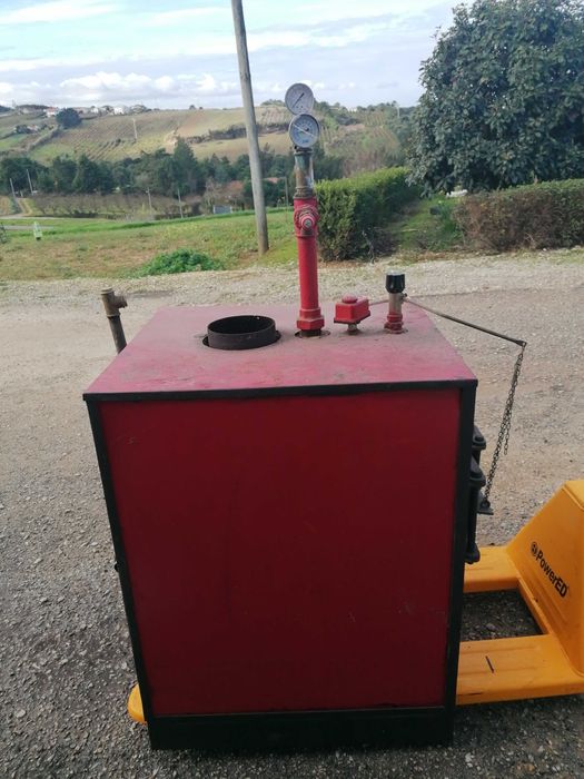 Vendo fogão a lenha usado para aquecimento central.