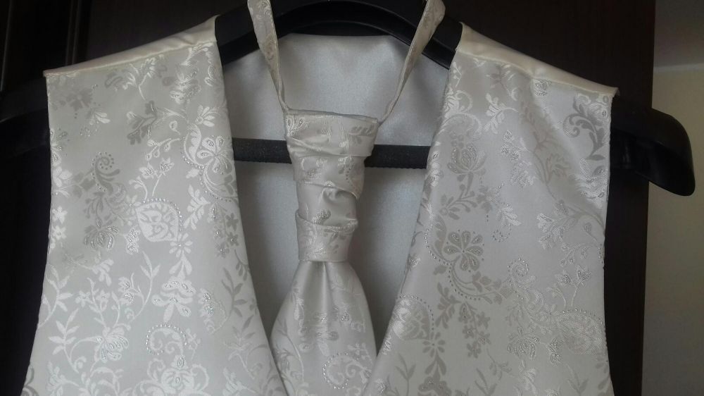 Piekny ręcznie robiony musznik i kamizelka ślubna ecru xl