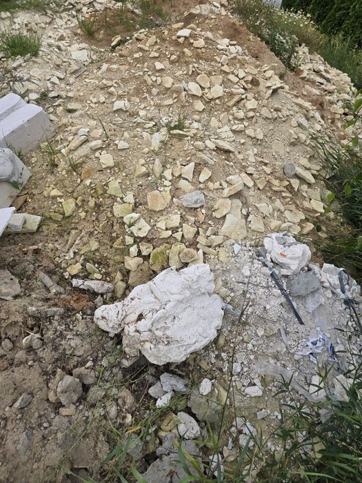 Oddam ziemię z kamieniem