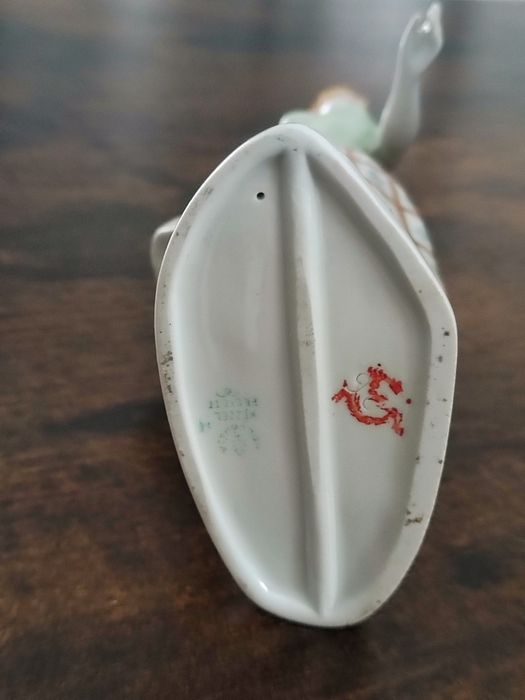 Figurka Modystka blondynka w spódnicy, Hollohaza, lata 60, 24 cm