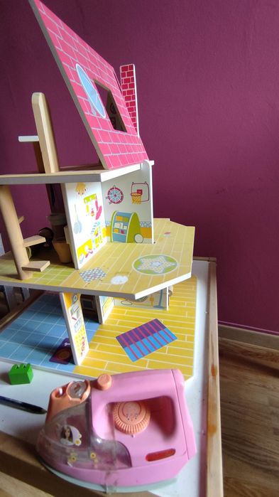 Casa de madeira para brincar e mesa Ikea rosa