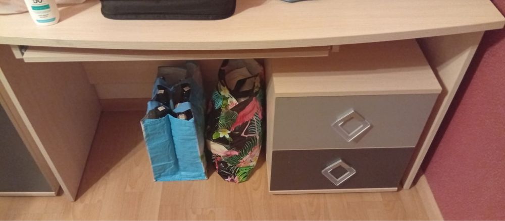4 elementowy komplet do pokoju (biurko,szuflady,2 komody)