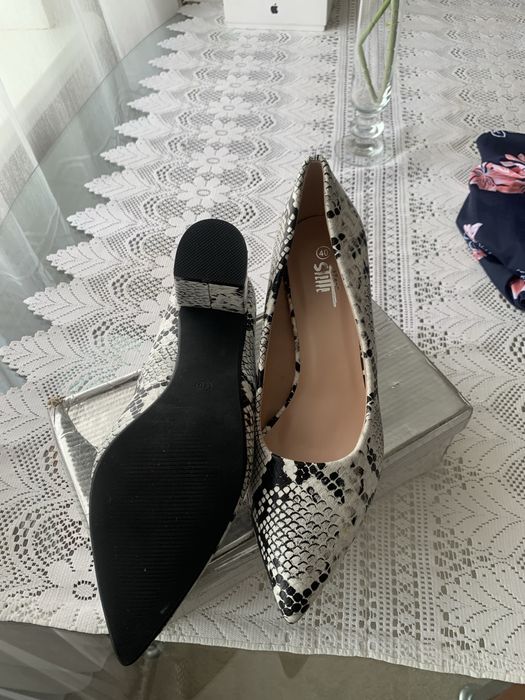 Туфлі 40 р чорно - білі