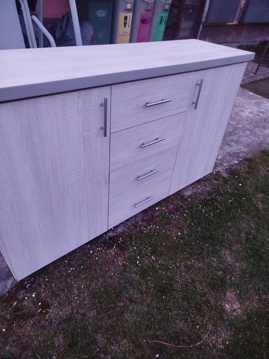Piękna komódka duza