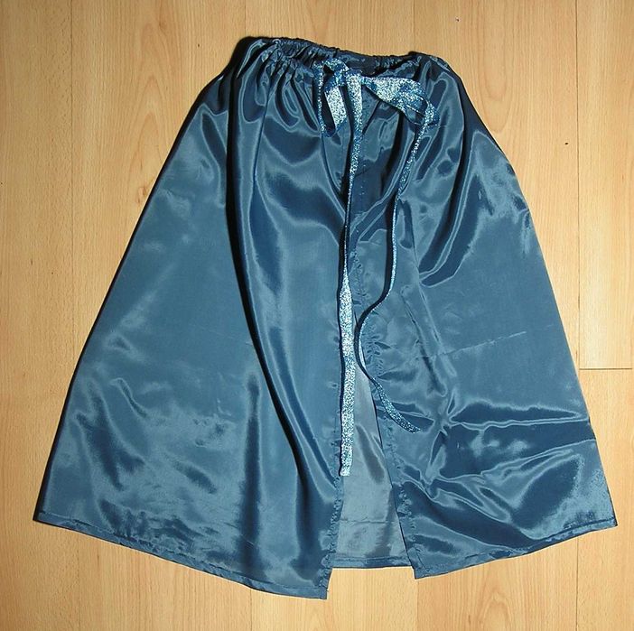 Pelerynka ciemny morski Merrida Waleczna Arielka dł. ok. 61cm 98/104