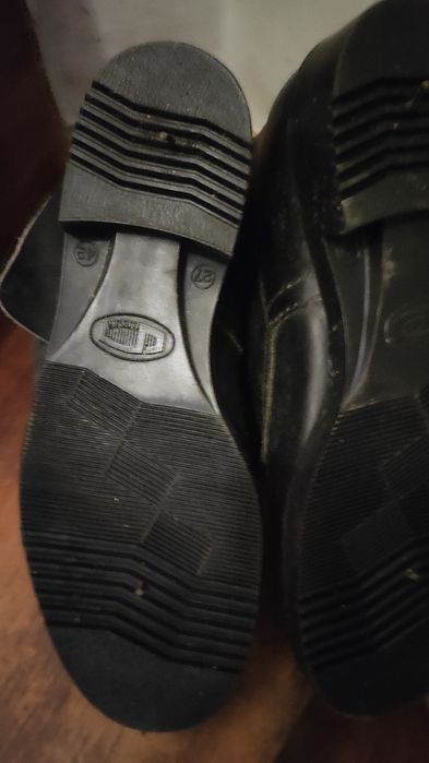 Nowe buty ze skory (opinacze)