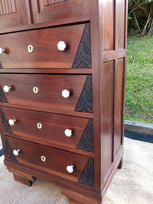 Móvel armário ou guarda-roupa, frequentemente associado ao estilo colo