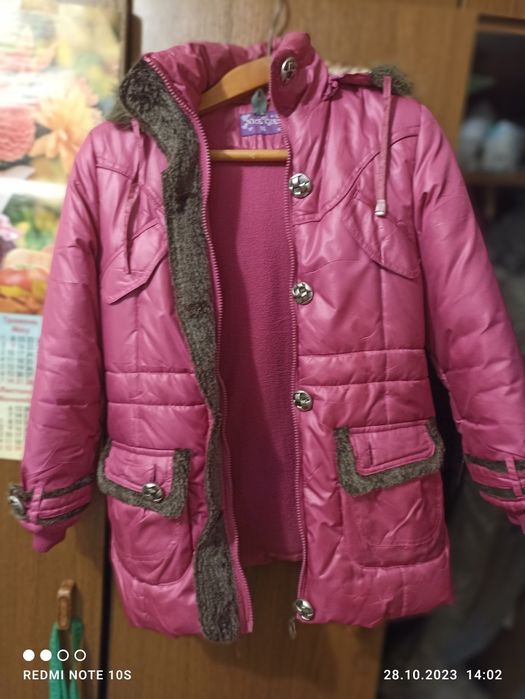 Куртка тепла на дівчинку 11-13 років.
