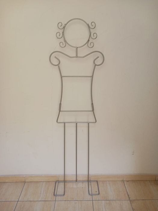 Cabide em forma de boneca