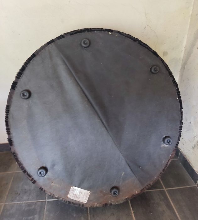 Puff circular em tecido com estrutura de madeira tipo sofá