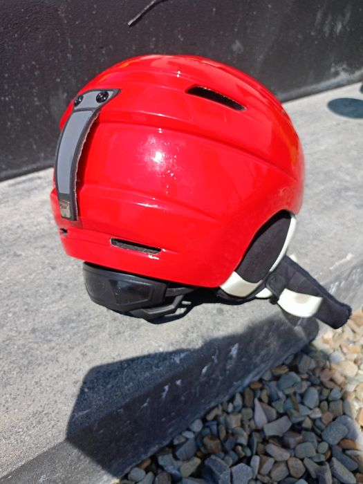 Narty i kask dziecięcy