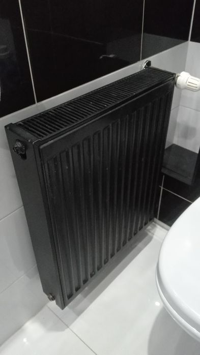 Czarny Grzejnik z Głowicą , wieszaki