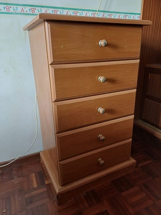 Móvel de 5 gavetas de madeira