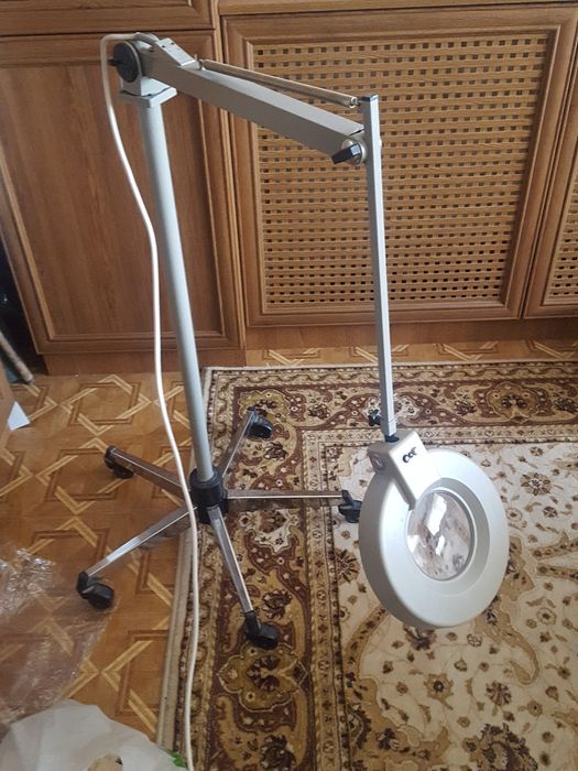 Лампа с увеличительным стеклом