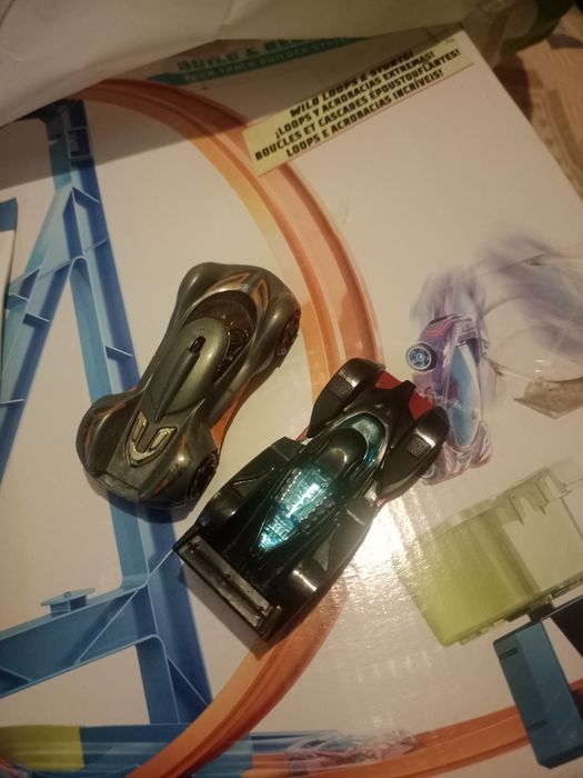 Великий трек HotWheels з двома машинками друга у подарунок