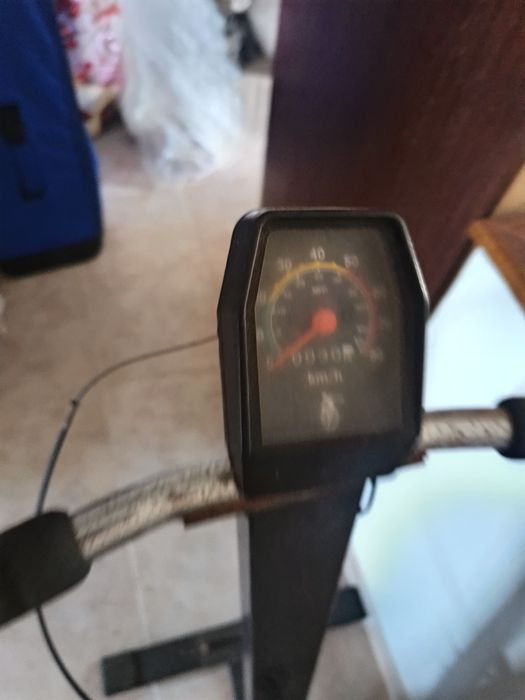 Bicicleta de ginástica  têm pedais não e elétrico