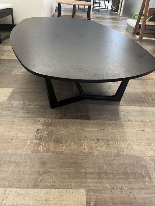 Mesa de Centro Moderna em Madeira Maciça – Estilo Contemporâneo