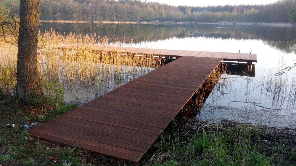 Budowa pomostów, hangarów. Wbijanie pali. Kafar