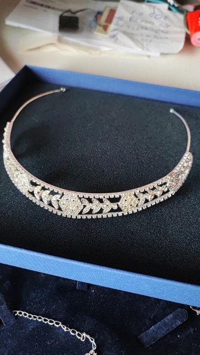 tiara e Butão de punho.