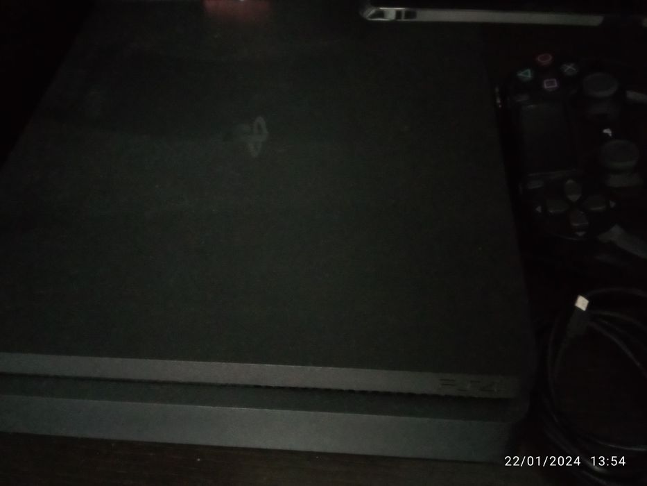 PlayStation 4 com comando, fios e jogos