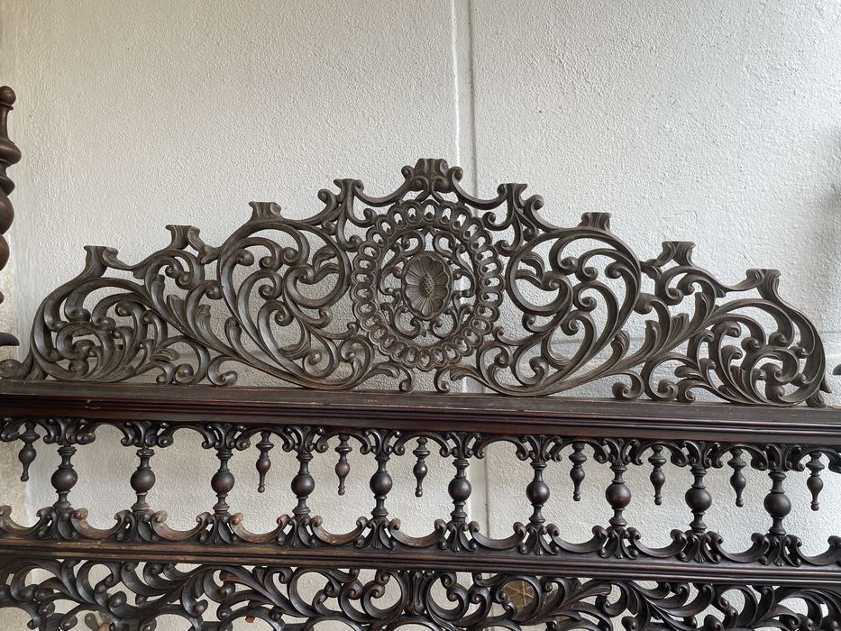 Cama de madeira de casal