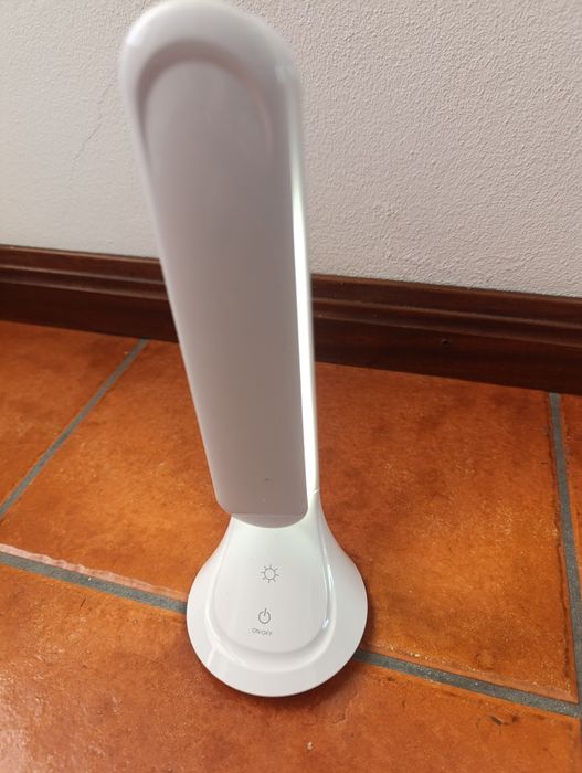 Lâmpada led de secretária com relógio